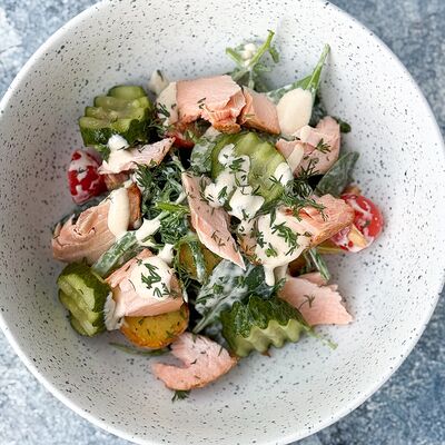 Салат с лососем горячего копчения, бурбонским огурцом, замеченным картофелем и пряным соусом в Food market skolkovo по цене 850 ₽