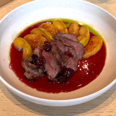 Утиная грудка с апельсинами и яблокомв Bistro Оstro по цене 850 ₽
