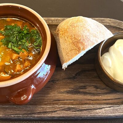 Солянка сборная из мяса разного со сметаной в Сказки Пушкина по цене 750 ₽