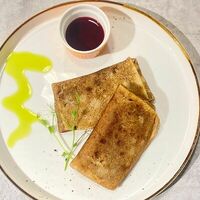 Блины с сыром, зеленым маслом и ягодным соусомм в Рабарбар