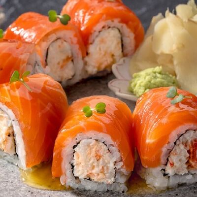 Ролл краб, креветка, лосось, соус Понзу-цитрус в Хариzма по цене 850