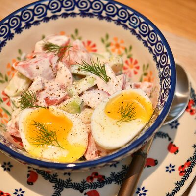 Домашний салат из овощей со сметаной и яйцом в Сыроварня по цене 490 ₽