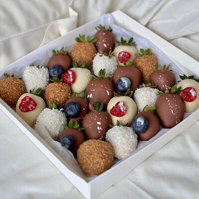 Клубника в шоколаде набор Яркий и сочный в Клубника в шоколаде Simple Berry по цене 7890 ₽