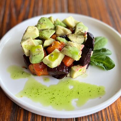 Салат с печеной тыквой, свеклой и авокадо в Акапулько по цене 500 ₽