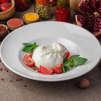 Буррата с томатами в Пельменная по цене 1200 ₽