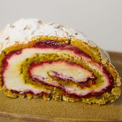 Фисташковый рулет с малинойв LULU COFFEE по цене 385 ₽