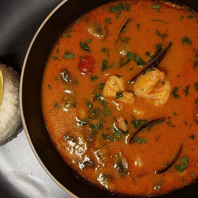 Том ям подаем с рисом и лаймомв В завязке по цене 690 ₽