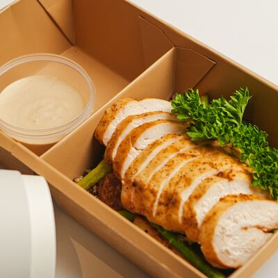 Киноа с сочной курицей, картофелем и спаржей в Balance coffee по цене 430 ₽