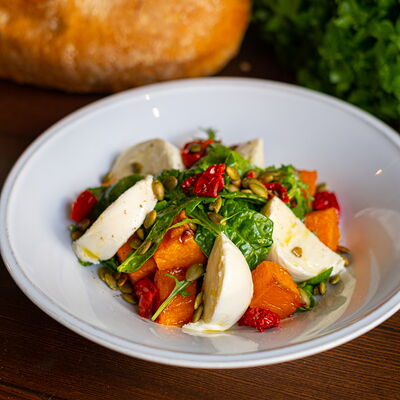 Салат с тыквой из печи и Моцареллой в Сыроварня по цене 630