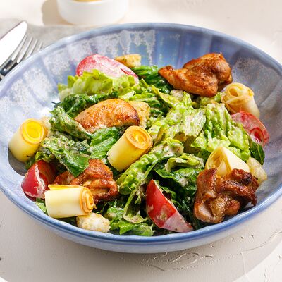 Теплый салат с курой и копченым сулугуни в Мангал&Грузия по цене 790 ₽