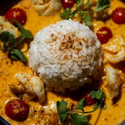 Карри с креветкой и кальмаром в Asia рядом по цене 690 ₽
