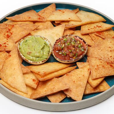Гуакамоле, начос и сальса в Chillis Bar по цене 450 ₽