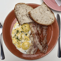 Глазунья с жареным беконом и сыром в Camon Cafe