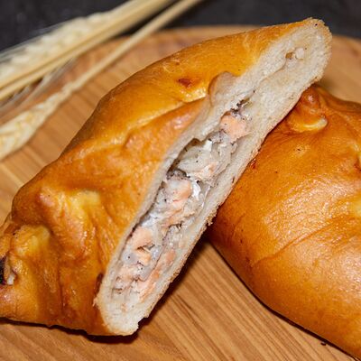 Расстегай с лососем в Хлеборезов по цене 75 ₽