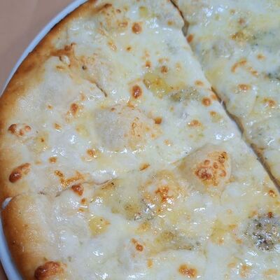 Пицца Четыре сырав Oasis по цене 690 ₽