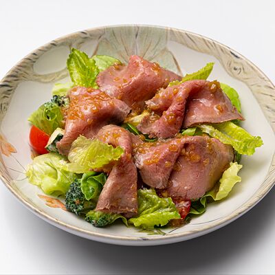 Салат с ростбифом, овощами-гриль и имбирной заправкой в Miss you по цене 1150 ₽