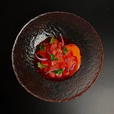 Севиче из тунца с томатами и кремом из батата и лайма в W - cocktails & food по цене 860 ₽