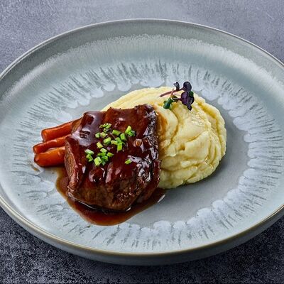 Томленые говяжьи щечки в соусе деми глассв Merzen по цене 790 ₽