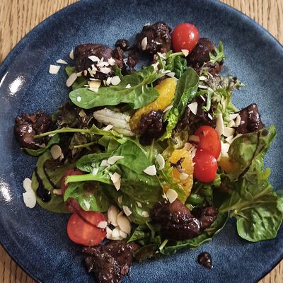 Салат с куриной печенью, апельсином и трюфельным соусом в Кинза и Руккола по цене 630 ₽