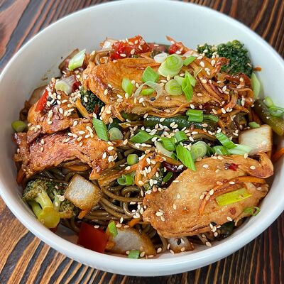 Гречневая Соба с курицей и овощамив Bao Bao Лапша по цене 650 ₽