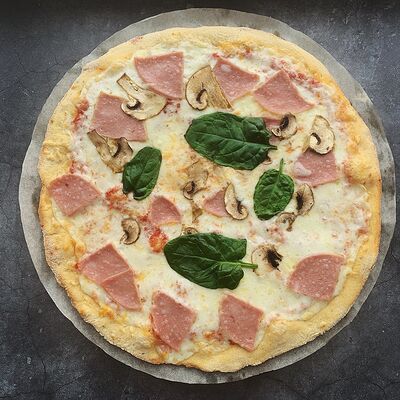 Пицца Ветчина и грибы на тонком тесте в GurManBox по цене 600 ₽