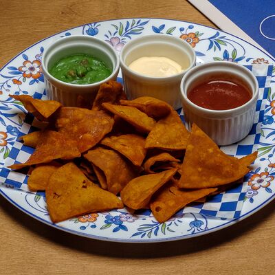 Начос с соусами (сырный, томатная сальса, гуакамоле) в Сидрерия Три стакана по цене 550 ₽