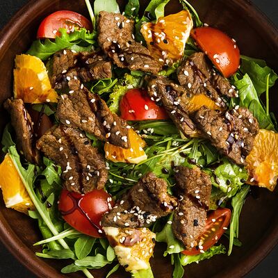 Микс-салат с апельсином, кедровыми орешками и говяжьей вырезкой в Авиатор по цене 790 ₽