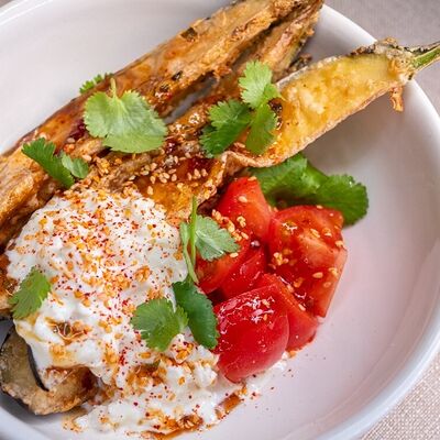 Баклажан фри со страчателлой и узбекскими томатами_ в Chester по цене 605 ₽