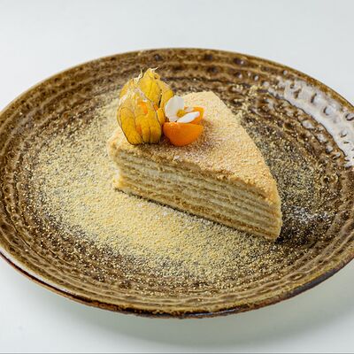 Медовик с апельсином и нежным сметанным кремом в Jack London по цене 570 ₽