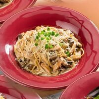 Спагетти с курицей и грибами в Бенджамин