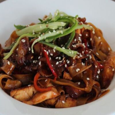 Лапша с курицей и беконом в соусе Териякив Мате по цене 540 ₽