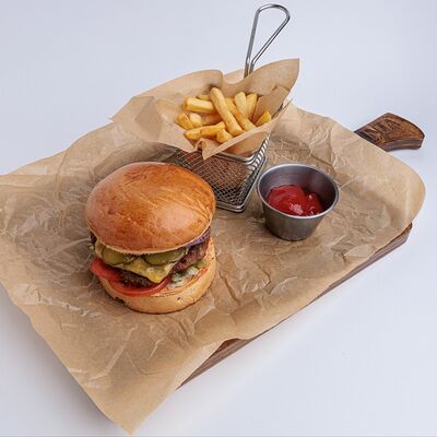 PINTбургер комбо в PINTA Bar & Grill по цене 4590 ₸