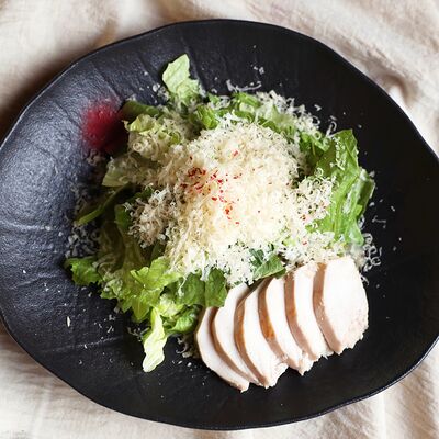 Салат Цезарь с курицей в KOKK по цене 690 ₽