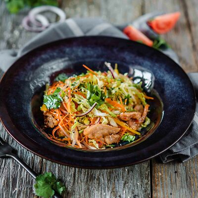 Салат с курицей в тайском стиле в Пряности & Радости на Васильевском по цене 490