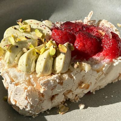 Меренговый рулет Фисташка-малина в Городское кафе N31 по цене 491 ₽