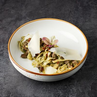 Тальятелле с говядиной, вялеными томатами и соусом пестов Эндорфин по цене 820 ₽