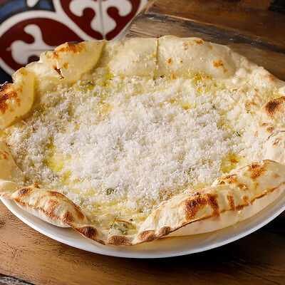 Pizza Romano Croccante Четыре сыра в Salone Pasta & Bar по цене 1650 ₽