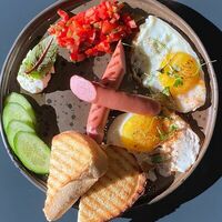 Глазунья с колбасками гриль, овощной сальсой и тостом в Sant