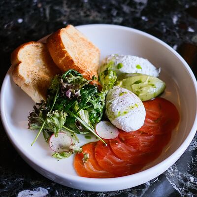 Лосось с яйцом пашот и авокадо кремом в Nuahule по цене 28 р.