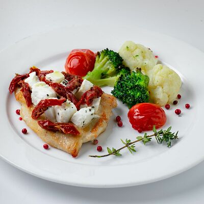 Куриная грудка с сыром фета и вялеными томатами в Черная Кошка по цене 639 ₽