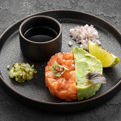 Тартар из лосося с гуакамоле в Вода & Еда по цене 1187 ₽
