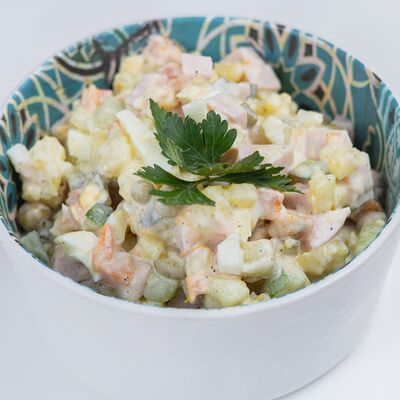 Салат Оливье с ветчиной из индейки в Тарелка по цене 148 ₽