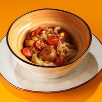 Салат с цыплёнком и чоризо в BroS BurritoS