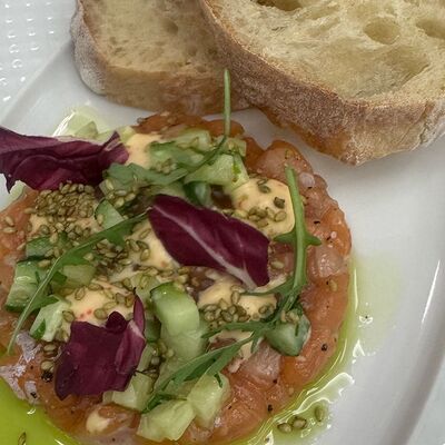 Тартар из филе лосося с кунжутом в Острова по цене 690 ₽