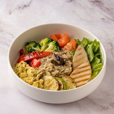 Фитнес-боул с куриной грудкой в Кофейня Пенка по цене 580 ₽