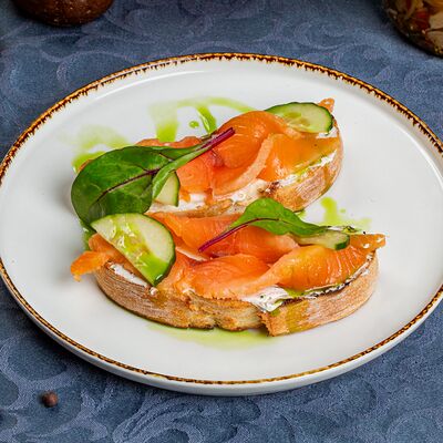 Брускетты с лососем малой соли и крем-чизом в Космос по цене 450 ₽