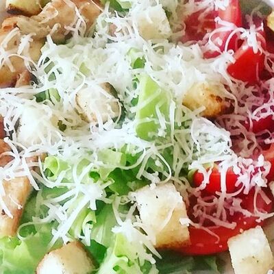 Салат Цезарь с курицей в Мясо на углях Армянская кухня по цене 650 ₽