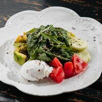 Боул с авокадо, яйцом пашот и свежей зеленью в Just Bar & Kitchen