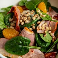 Салат с копченой утиной грудкой и ореховым соусом в Wine and Whiskey by Simple