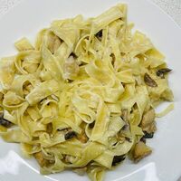 Феттуччине с курицей и грибами в Точка еды